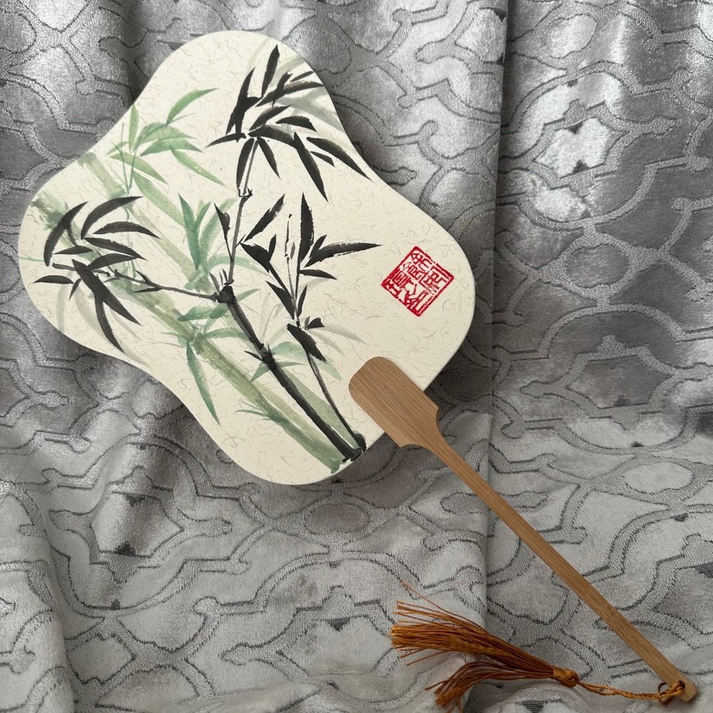 Hand painted chinese bamboo fan with wooden handle 🪭